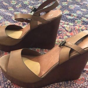 🔴SOLD🔴 cute light brown Aldo wedges size 8.5.